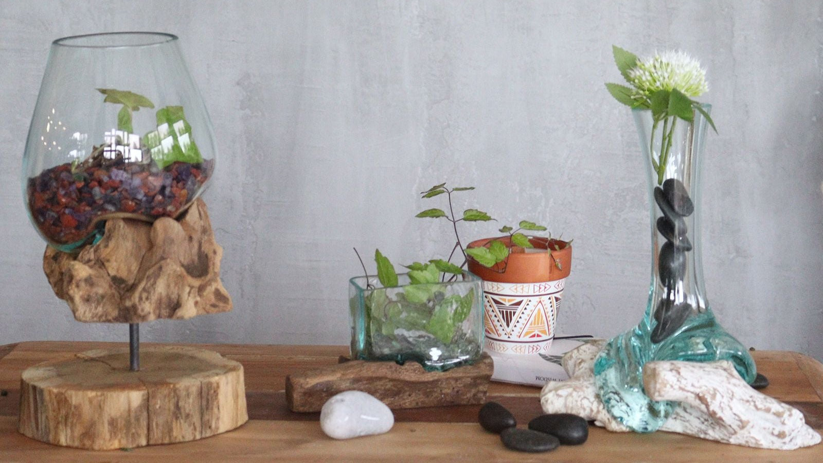 Grande vaso in vetro fuso su legno