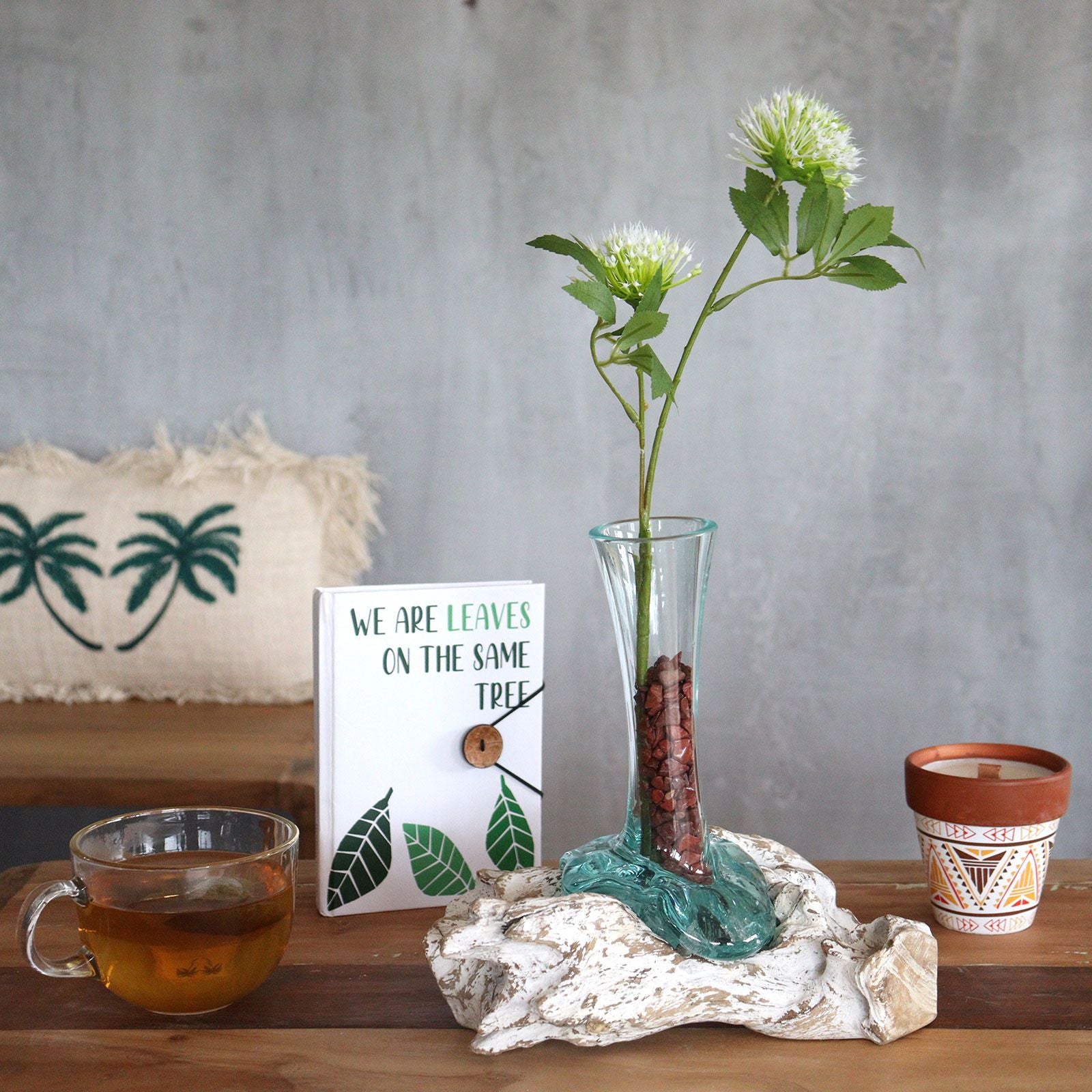 Vaso medio in vetro fuso su legno sbiancato